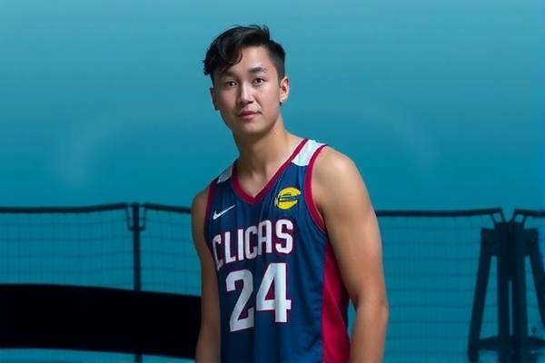 姚明在NBA的比赛录像，篮球传奇的永恒印记